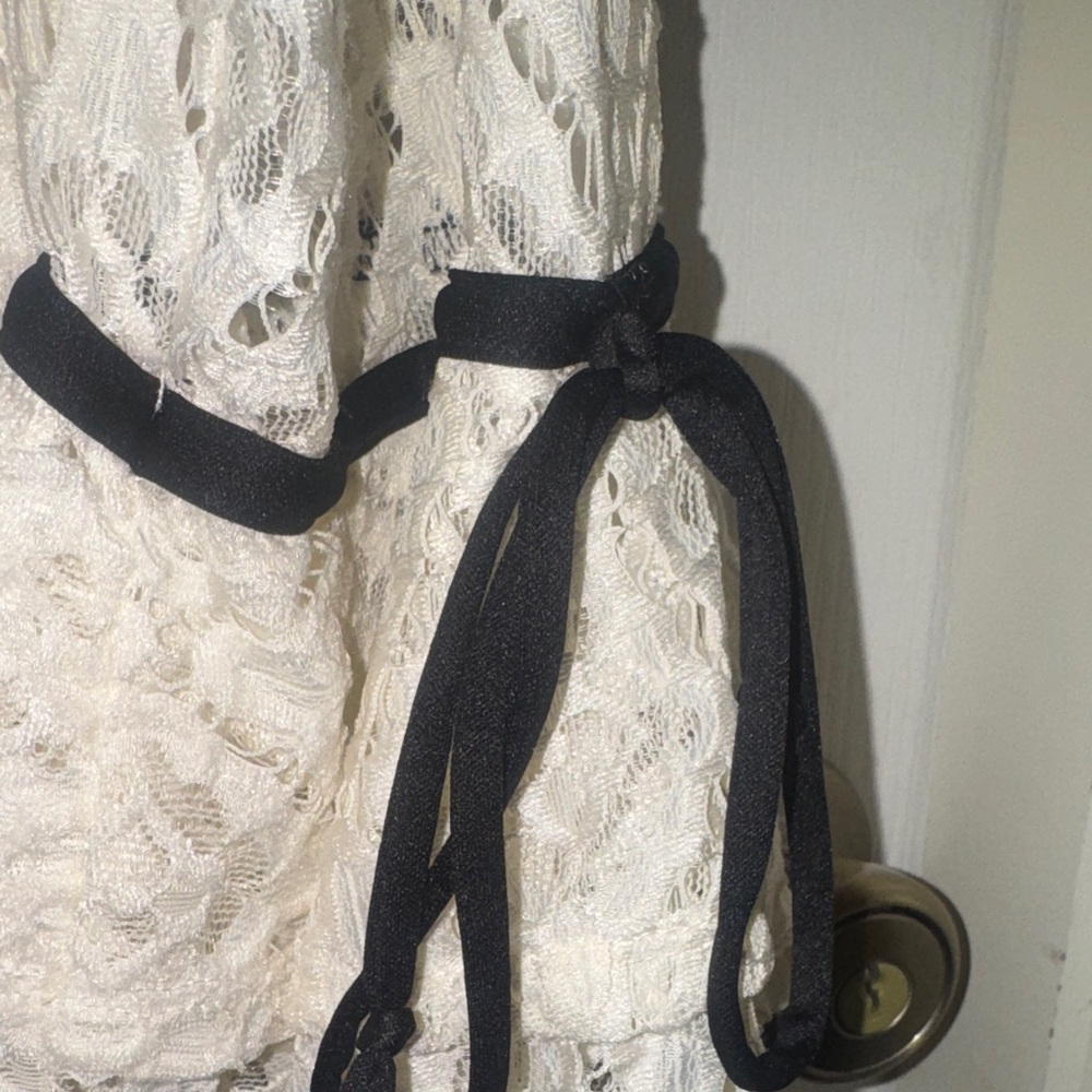 Olivia Blu Chic Cream Blouse with Black Accents NWOT - Picture 5 of 8